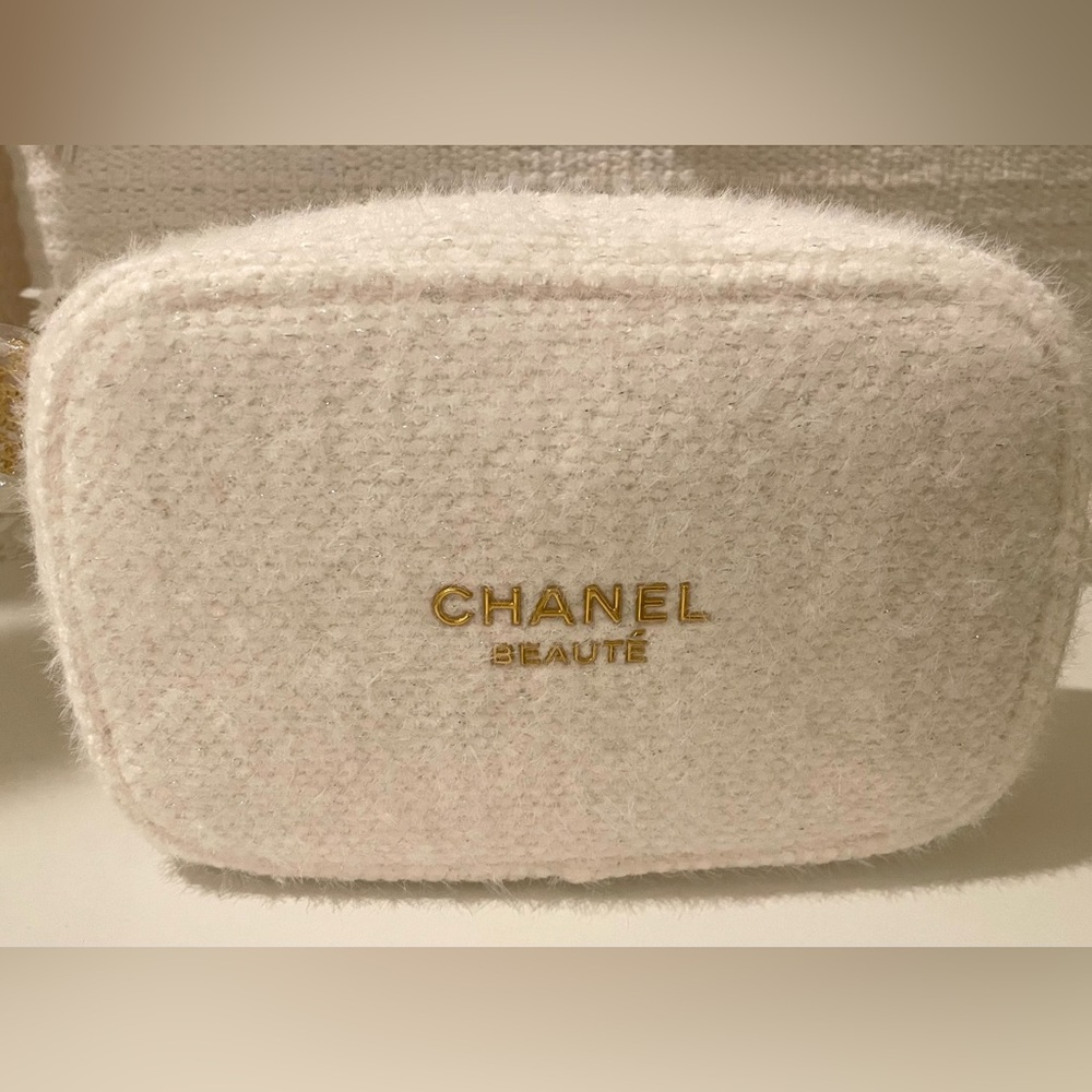 New CHANEL White Tweed Makeup Bag - Picture 1 of 1